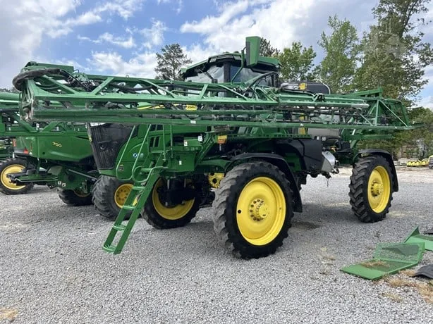 JOHN DEERE 412R — foto 1 de 5