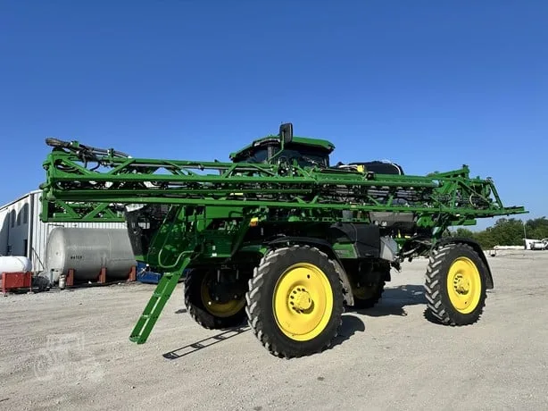 JOHN DEERE 412R — foto 1 de 35